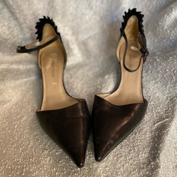 Giorgio Armani Leather Scalloped Accent 2" pumps w/logo charm size 40 - Picture 9 of 16
